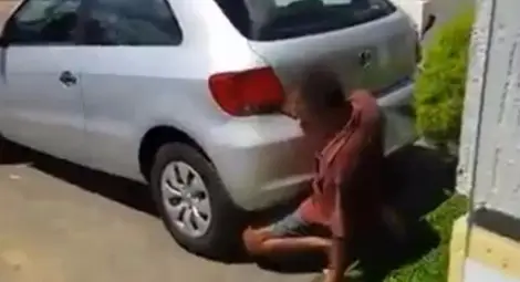 Виж как мъж "оправя" колата си (Видео) Виж как мъж "оправя" колата си (Видео)