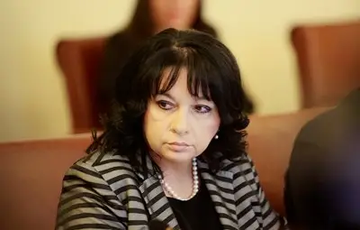 Енергийната министърка пита лятно или зимно време да изберем