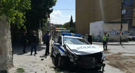 &ldquo;Мерцедес&rdquo; блъсна патрулка, двама полицаи са в болница