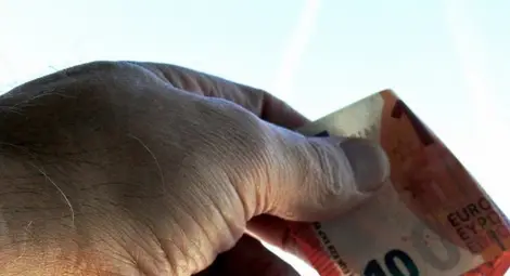 Мучащ след много водка полски тираджия опитал да подкупи полицаи с 10 евро