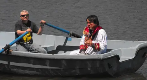 Епископ смени амвона с лодка