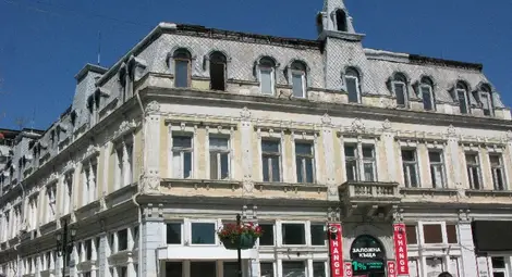 Незавидна е и съдбата на впечатляващия с архитектурата си хотел &bdquo;Балкан&ldquo;.                                       Снимки: Красимир СТОЯНОВ