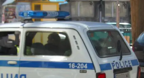 Напрежение! Полицаи припадат, викат линейка пред РУП - Асеновград