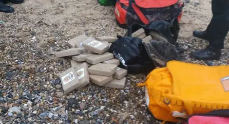 Стотици килограми кокаин плуват по британски плажове