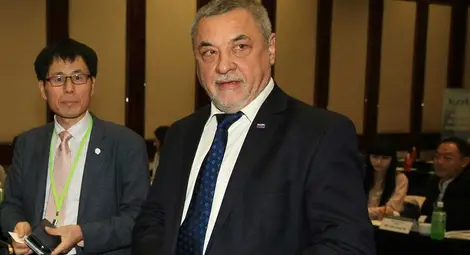 Валери Симеонов предлага да се разреши тютюнопушенето в обособени помещения