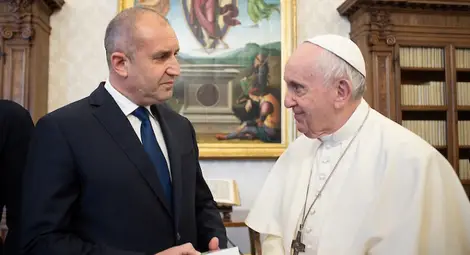 Радев: Папата ми каза, че дяволът влиза в човека през джоба Радев: Папата ми каза, че дяволът влиза в човека през джоба