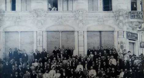 Служители на БНБ пред хотел &bdquo;Булевард&ldquo;. Снимката е правена през 1904 година.