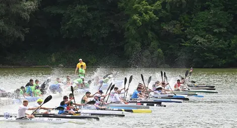 Русе очаква 4000 състезатели и над 10 000 гости на шампионата по кану-каяк и фестивала на драконови лодки на езерото в лесопарк „Липник“ Русе очаква 4000 състезатели и над 10 000 гости на шампионата по кану-каяк и фестивала на драконови лодки на езерото в лесопарк „Липник“