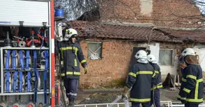 Пиян запали изоставена къща  и игра кючек пред огнеборците