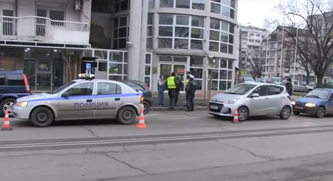 Детето, блъснато от 2 коли в Русе, е със счупвания, остава в болница