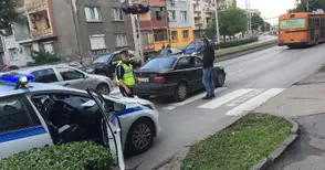 Колегиален жест приключи с нелепо ударена жена на пешеходна пътека