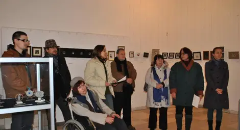Даниела Максимова /в инвалидната количка/ на откриването на четвъртото биенале на миниатюрата през 2013 г.  Снимка: Архив