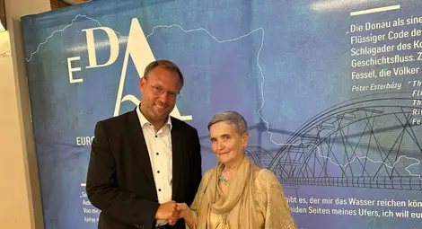 Наградата беше връчена на проф. Пенка Ангелова от бившия председател на Съвета на ЕДА проф. Герхард Майер. Снимка: МД "Елиас Канети" Наградата беше връчена на проф. Пенка Ангелова от бившия председател на Съвета на ЕДА проф. Герхард Майер. Снимка: МД "Елиас Канети"