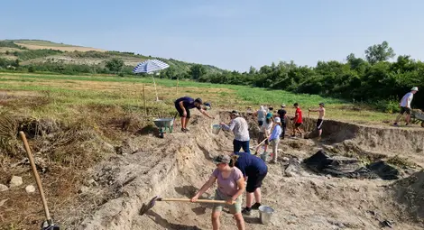 Британски студенти карат лятната си практика на разкопки в Русенско