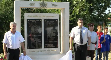Областният управител Галин Григоров и кметът на Борово Валентин Панайотов заедно откриха паметника.    Снимка: ОА