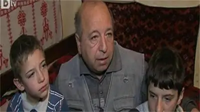 Баща шие обувките на децата си, за да ходят на училище. Живеят с 80 лева на месец
