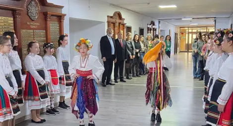 Малки лазарки от Мартен гостуваха в русенската областна администрация&nbsp;