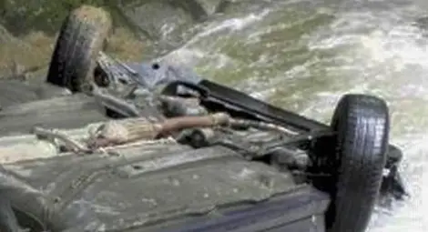 Шофьор на 3 месеца падна с колата в река