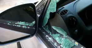 Изпуснато дете обрало седем таксита през отворени прозорци