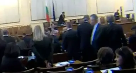 Ново меле ПФ-Атака разцепи Народното събрание - заседанието е прекратено!