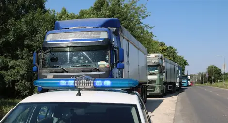 Заради жегите спряха камионите в Русенско,  очакванията са живакът да надхвърли 40 градуса тези дни