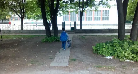 По пътечката спокойно може да премине само един човек, ако са повече, се изчакват. 			            Снимка: &bdquo;Утро&ldquo;