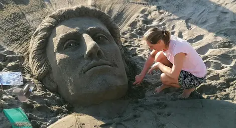 Ликът на Левски се появи на плажа в Бургас