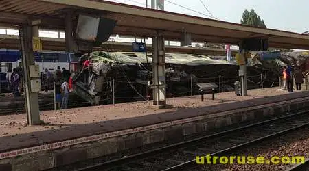 Влак дерайлира край Париж, има много жертви