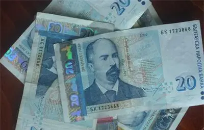 Ученички откраднаха пари от чантата на учителка в Павликени