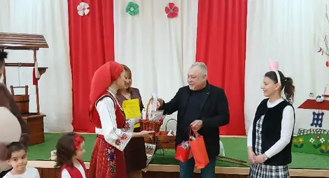 Шеста поредна година децата от ДГ "Русалка" в Русе даряват ръчно изработени мартенички на Комплексния онкологичен център