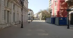 Малко хора по празните улици, някои с маски, други - не