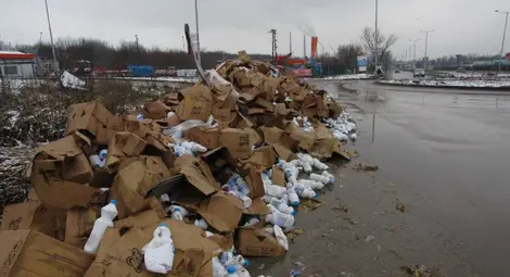 Румънски тир засипа с белина кръговото край Свободна зона