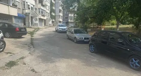 Паркингът през блок „Троян“. Паркингът през блок „Троян“.