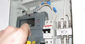 Затворник ще лежи и за кражба на ток