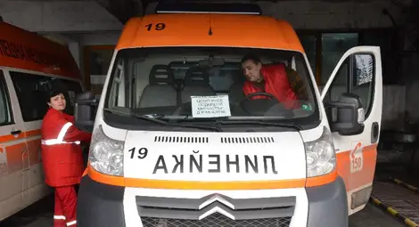 Спешна помощ подкрепи министър Москов с плакати на линейките