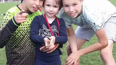 Дани от първия миг избира най-неблагодарния пост във футбола, Тони е крило и защитник, преди да сложи ръкавиците