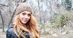 Мис Русе 2014 рита топка във футболния отбор на Дойче шуле