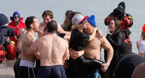 Лейди Гага се потопи благотворително в леденото Мичиганско езеро