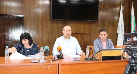 Маските се връщат от днес в болници,  аптеки и в градския транспорт