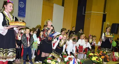 Танци и песни на шест етноса  оцветиха празничен концерт