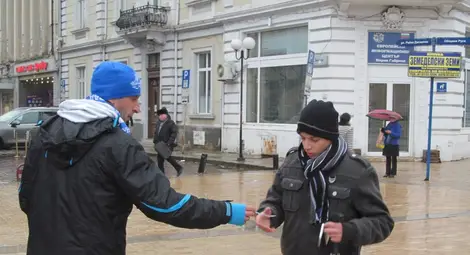 Над 500 флаера за час раздадоха феновете на "Дунав" /галерия/