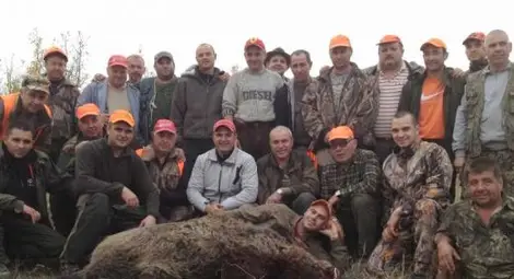 Бизнесмен повали гиганска дива свиня в Бургаско