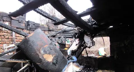 Късо съединение от телевизор изпепели две залепени къщи