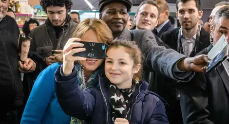 Франция криминализира употребата на смартфони в училище