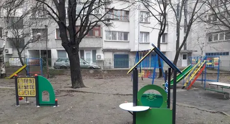 &bdquo;Ас-Строй&ldquo; оцвети  двора на ДГ &bdquo;Радост&ldquo;