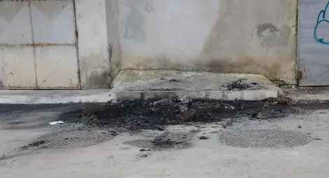 Подпалвач превърна кола във вторични суровини