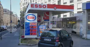 Френското правителство търси решение на проблема с поскъпването на горивата, дизелът във Франция достигна 2 евро за литър