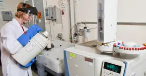 Как се проверява качеството на горивата в лабораториите