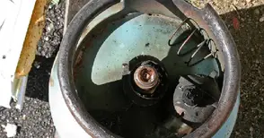 Мъж пострада, докато гаси пламнала газова бутилка