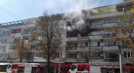 Евакуираха цял вход на блок &bdquo;Вяра&ldquo; заради запален от баща и син пожар